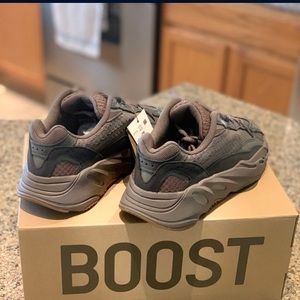 Yeezy boost 700